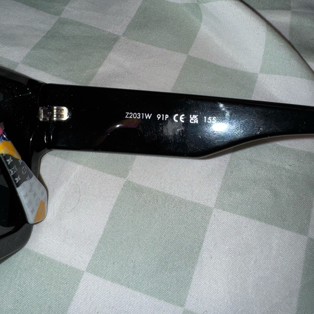 Stylish Black Sunglasses - Picture 2 of 5